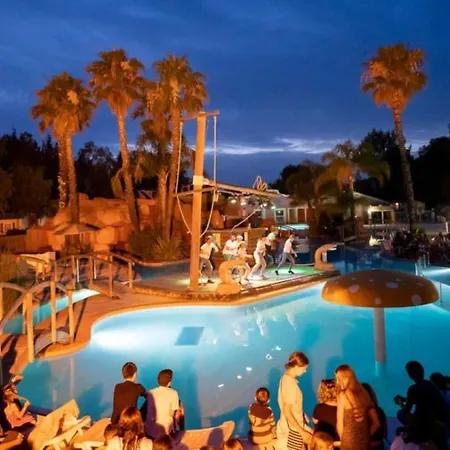 Zecamping 4 Etoiles Anime 500m Parc Aquatique Locatif Tv Clim Campsite