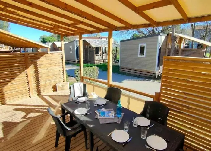 ZEcamping 4 étoiles animé 500m plage parc aquatique locatif TV clim Campeggio Hyères