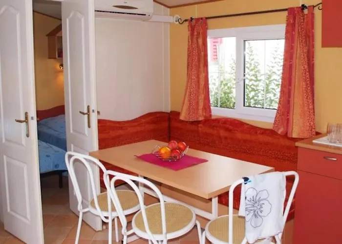 ZEcamping 4 étoiles animé 500m plage parc aquatique locatif TV clim Hyères