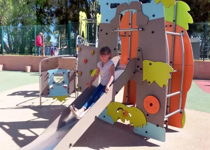 ZEcamping 4 étoiles animé 500m plage parc aquatique locatif TV clim Campeggio Hyères